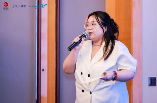 青眼情報總監(jiān)丁嵐